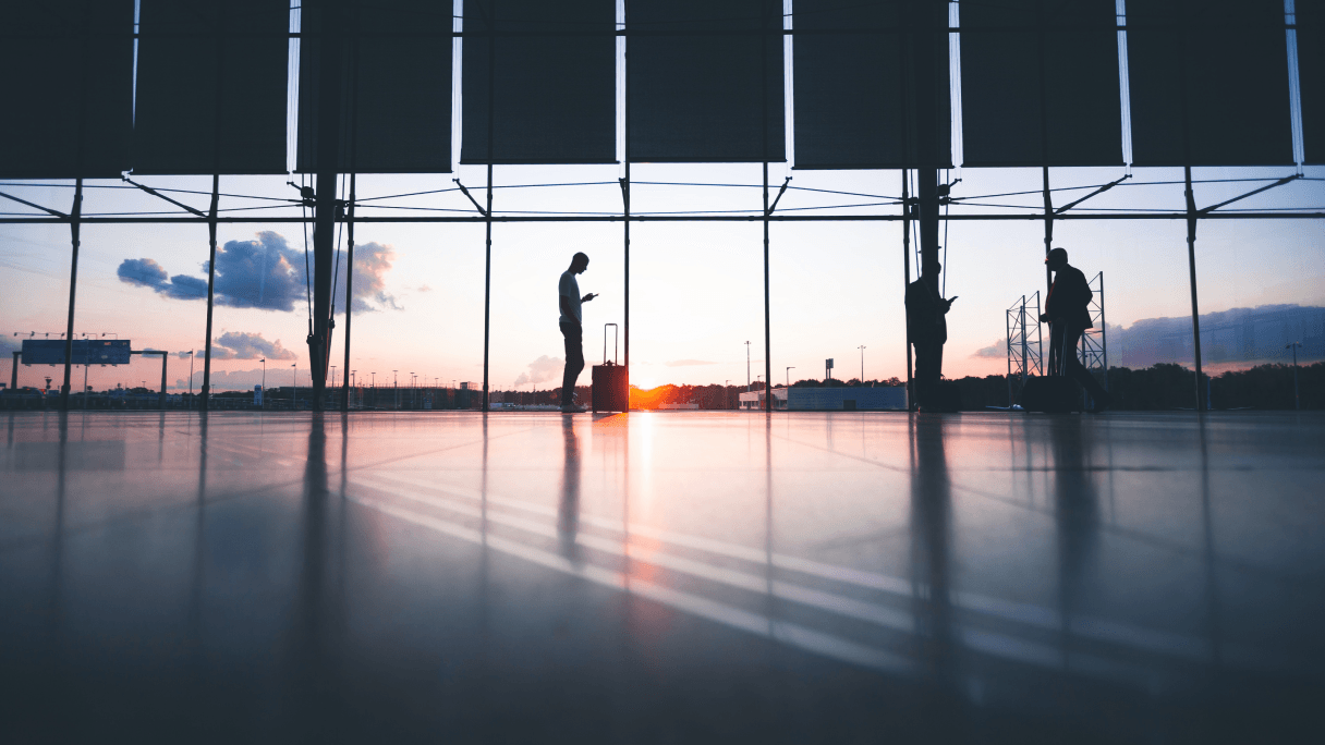 Interiorul unui aeroport la apus de soare