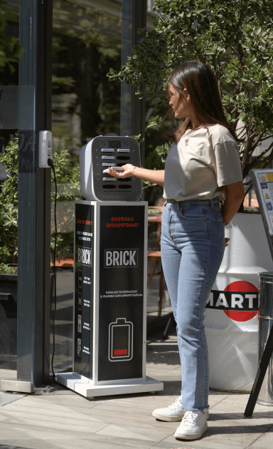 Mädchen an einer 12er-Station von Brick