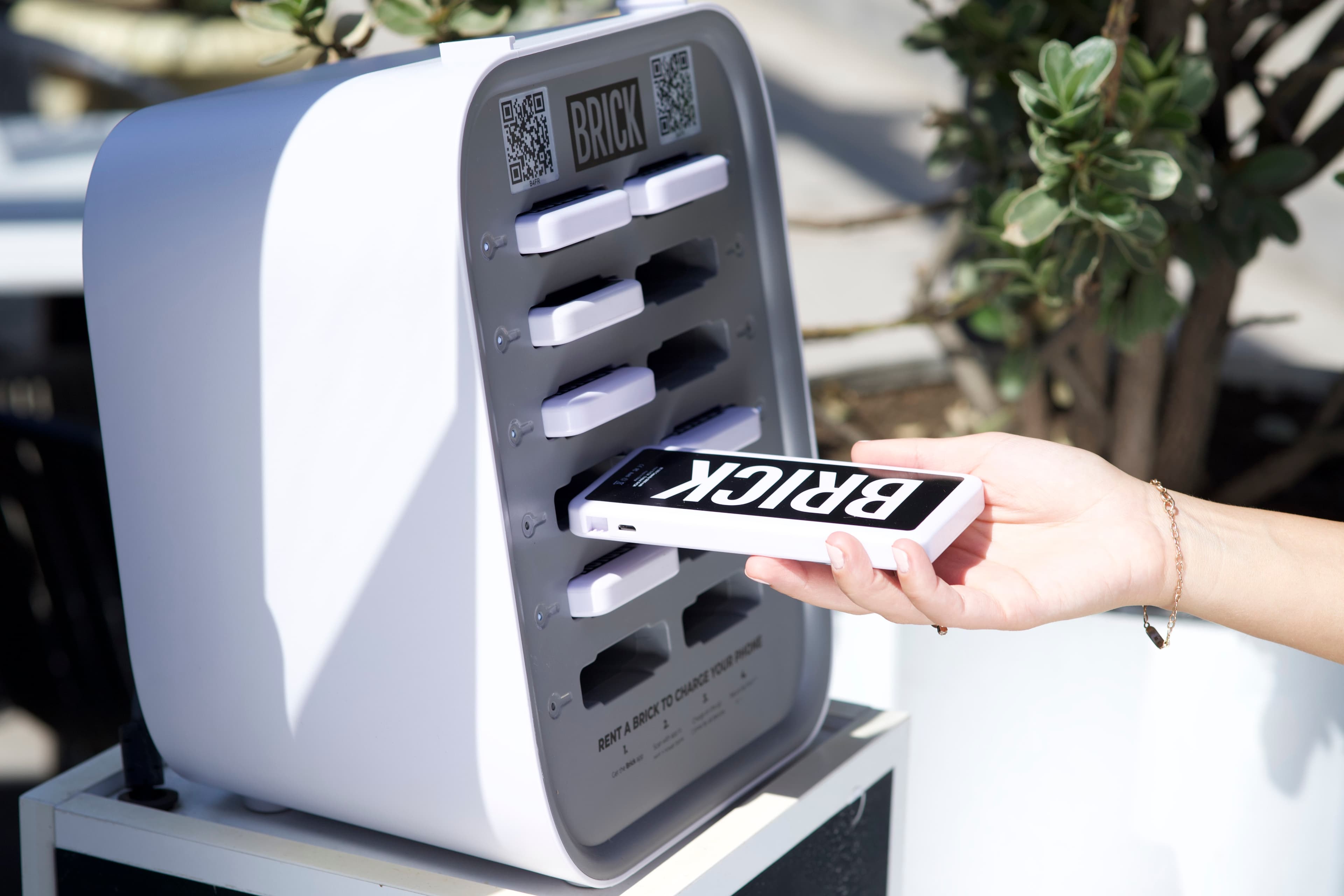 Ręka wkładająca powerbank do stacji